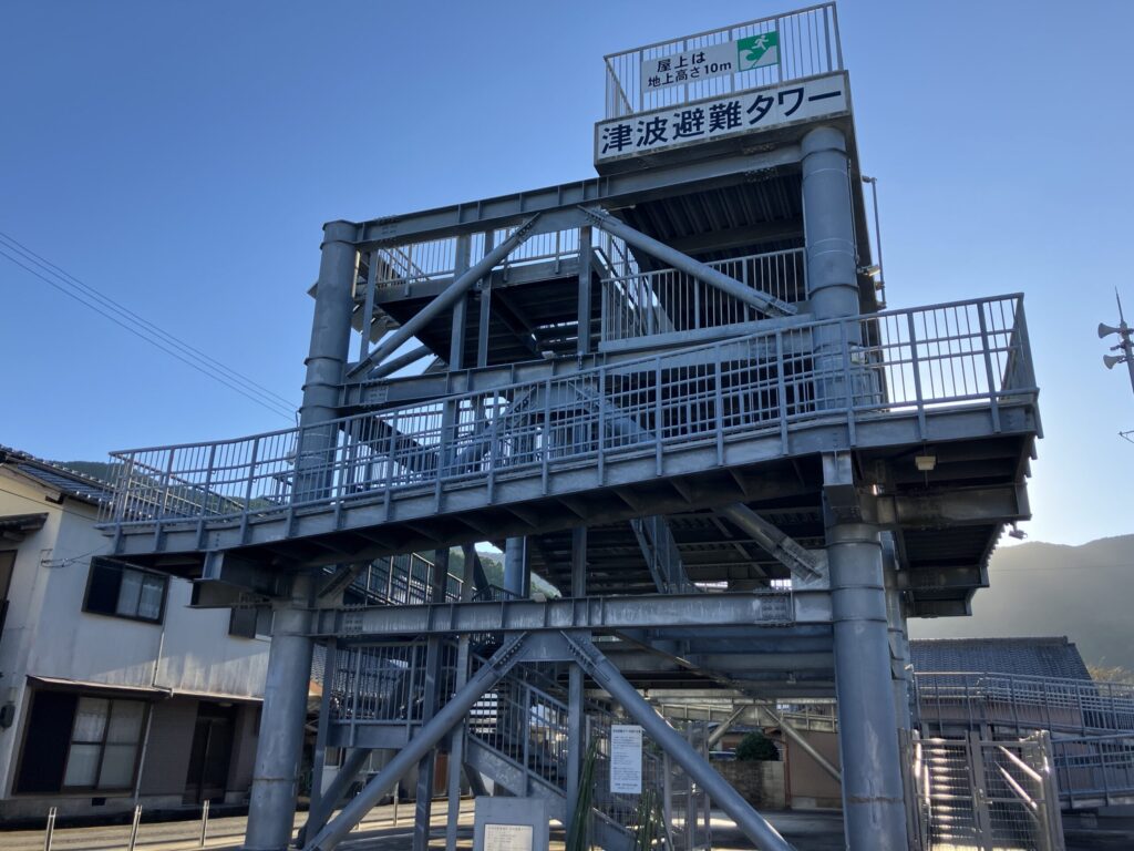 高知県内に設置された津波避難タワー。南海トラフ地震に備えた地域の防災施設