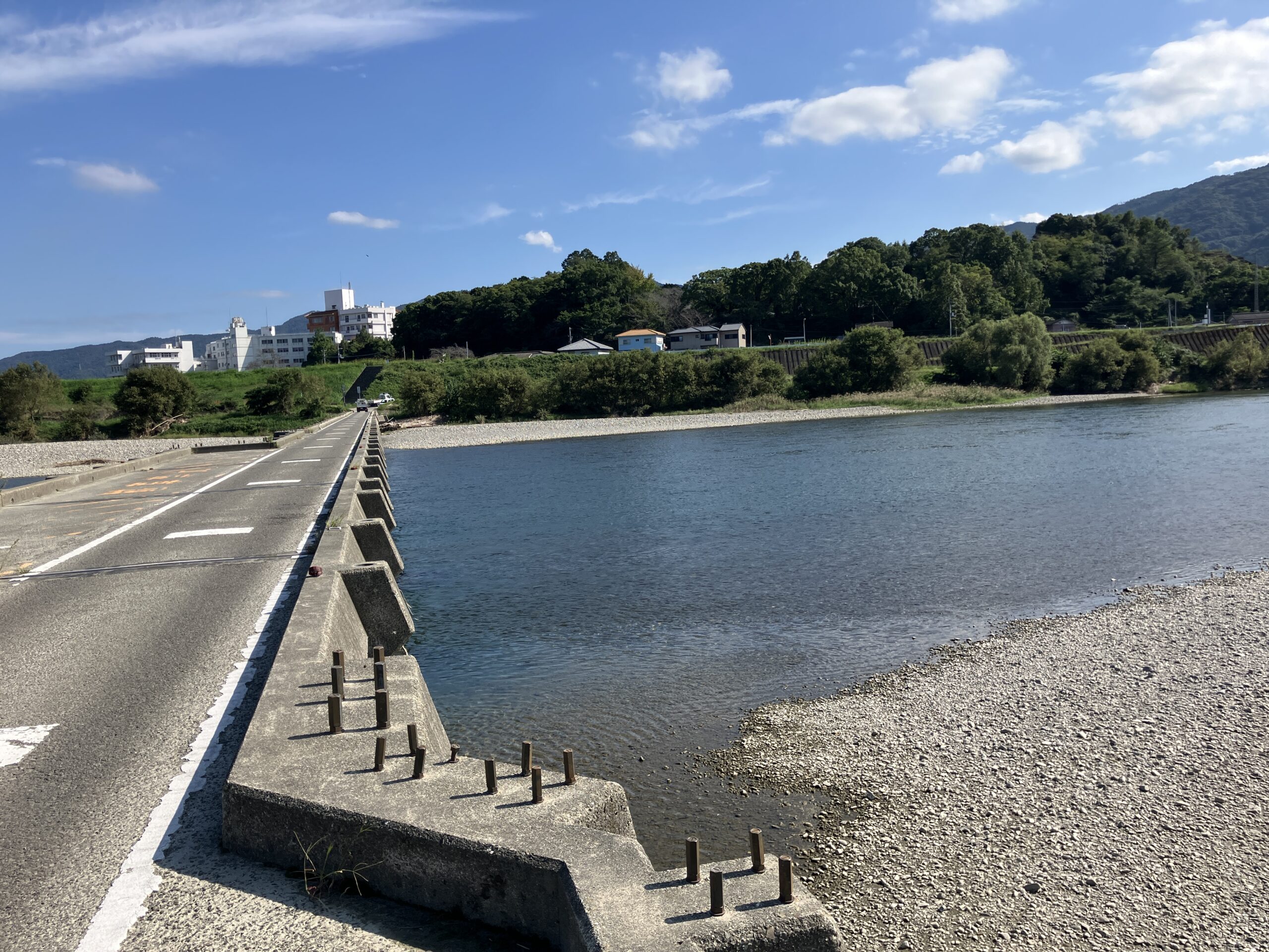 川にかかる橋を前に、50代でこれからの仕事や生き方を考えるイメージ