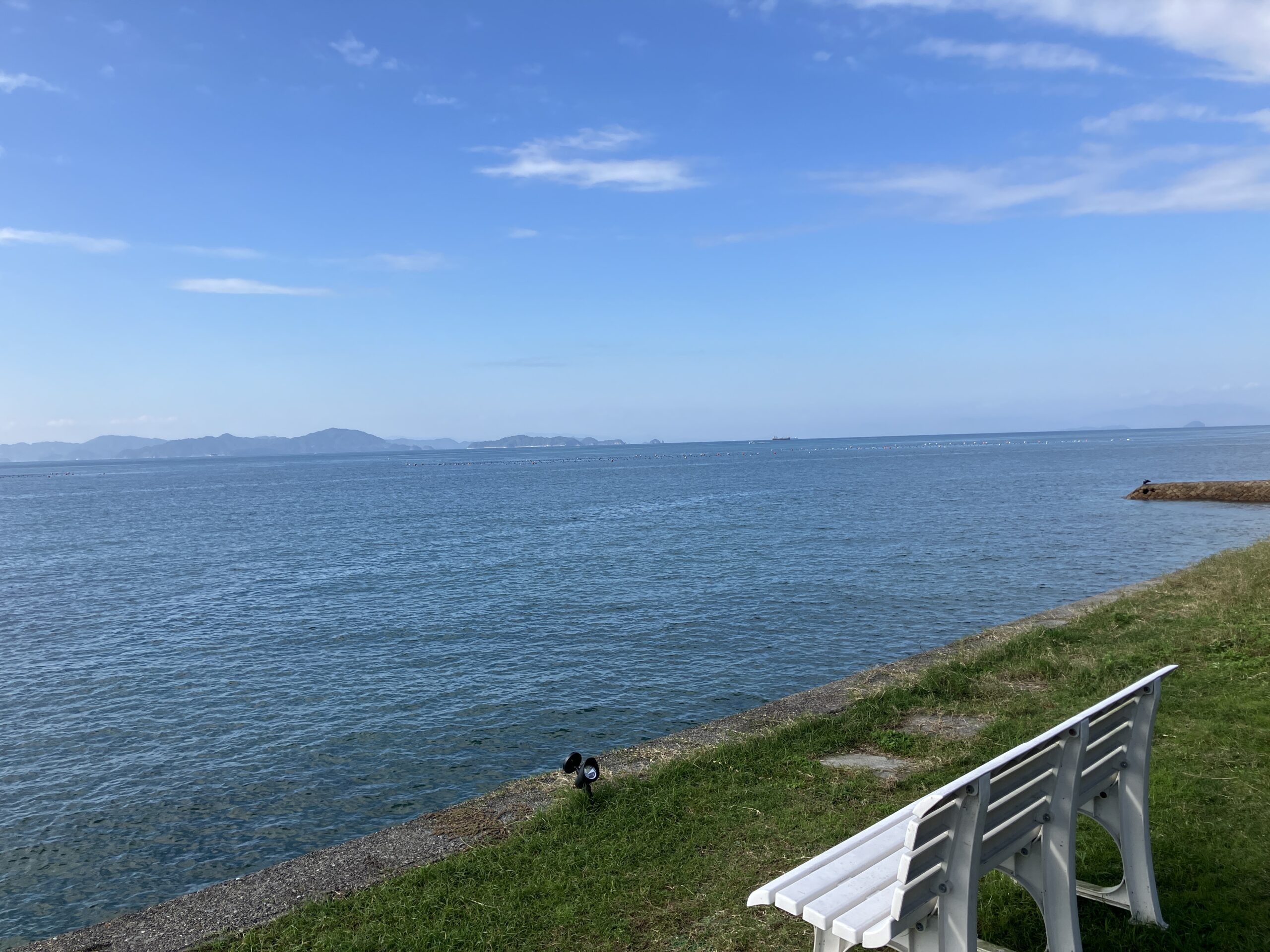 老後資金や将来の暮らしを考える穏やかな海辺の風景